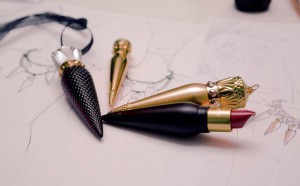 SON-CHRISTIAN-LOUBOUTIN-mau-nao-dep