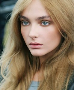 Son YSL Màu 10 Nude Insolent lên môi chuẩn màu