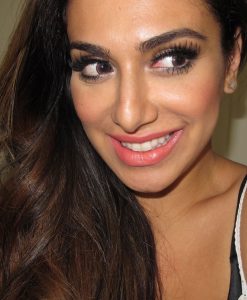 Son Chanel màu 90 PIMPANTE lên môi