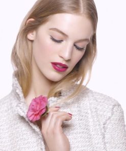 Son Chanel màu 50 LA ROMANESQUE lên môi mềm mịn