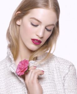 Son Chanel màu 50 LA ROMANESQUE lên môi mềm mịn