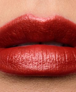 Son Estée Lauder 130 Slow Burn lên môi