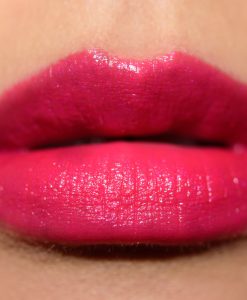 Son Estée Lauder 230 Pretty Shocking lên môi