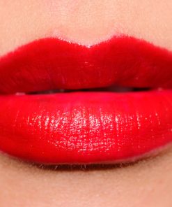 Son Estée Lauder 350 Vengeful Red lên môi