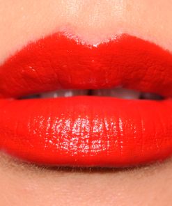 Son Estée Lauder 370 Carnal lên môi