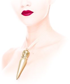 Son Christian Louboutin So Tango lên môi bạn gái