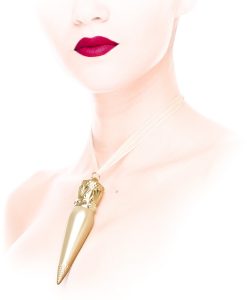 Son Christian Louboutin So Tango lên môi bạn gái