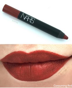 Son Nars Velvet Matte Lip Pencil Consuming Red lên môi
