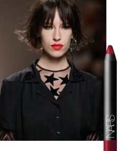 Son Nars Velvet Matte Lip Pencil Mysterious Red lên môi