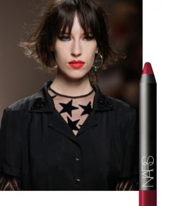 Son Nars Velvet Matte Lip Pencil Mysterious Red lên môi