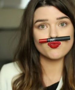 Son Nars Velvet Matte Lip Pencil Cruella lên môi