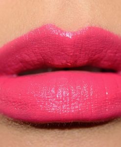 MAC Saucy Little Darling lên môi tự nhiên