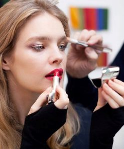 Son Guerlain Rouge Màu 821 Rouge Saphir lên môi
