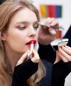 Son Guerlain Rouge Màu 821 Rouge Saphir lên môi