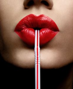 Son Kiko 115 Geranium lên môi