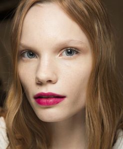 Son Gucci 260 Adrenaline lên môi