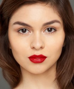 Son Lancome Màu 162 Rouge Chic lên môi