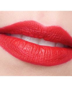 Son Nars Jungle Red lên môi