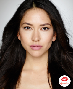 Son-Charlotte-Tilbury-The-Duchess-kissing