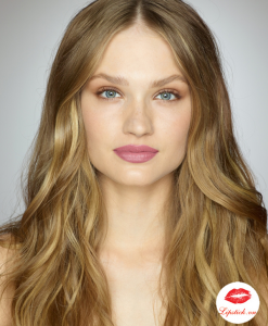 Son-Charlotte-Tilbury-kissing-mau-The-Duchess