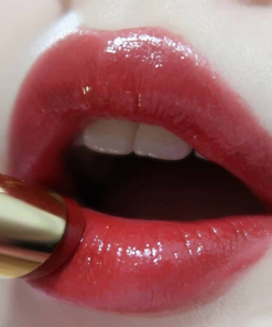 Chat-son-YSL-mau-83-Rouge-Cape