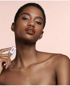 model-son-ysl-nau-camel